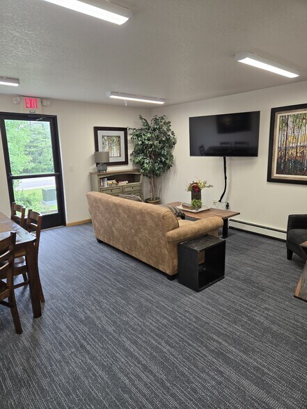 Building Photo - 1215 Golf Course Rd