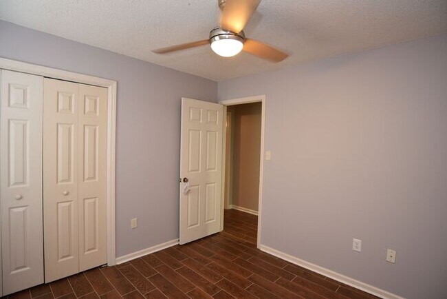 Building Photo - Wilmington Island Gem!