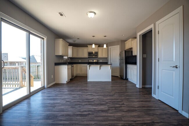 Building Photo - Stunning 3 bedroom, 2 bathroom Home available in Prairie Grove!