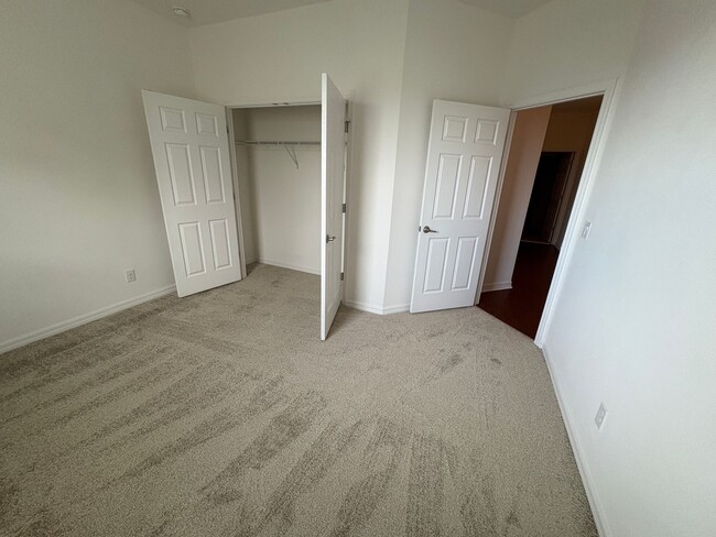 Building Photo - RENT JUST REDUCED!!!! SPACIOUS 4 BEDROOM H...