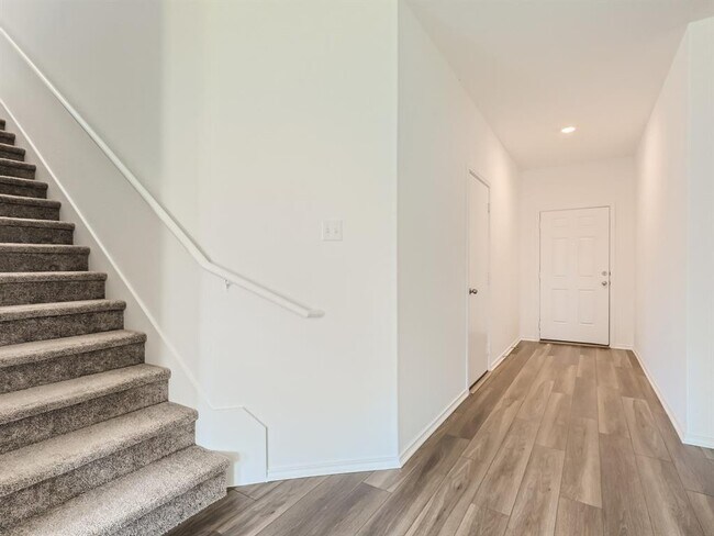Building Photo - 1608 Holly Lk Dr