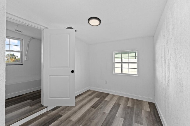 Building Photo - 585 Lindley Terrace