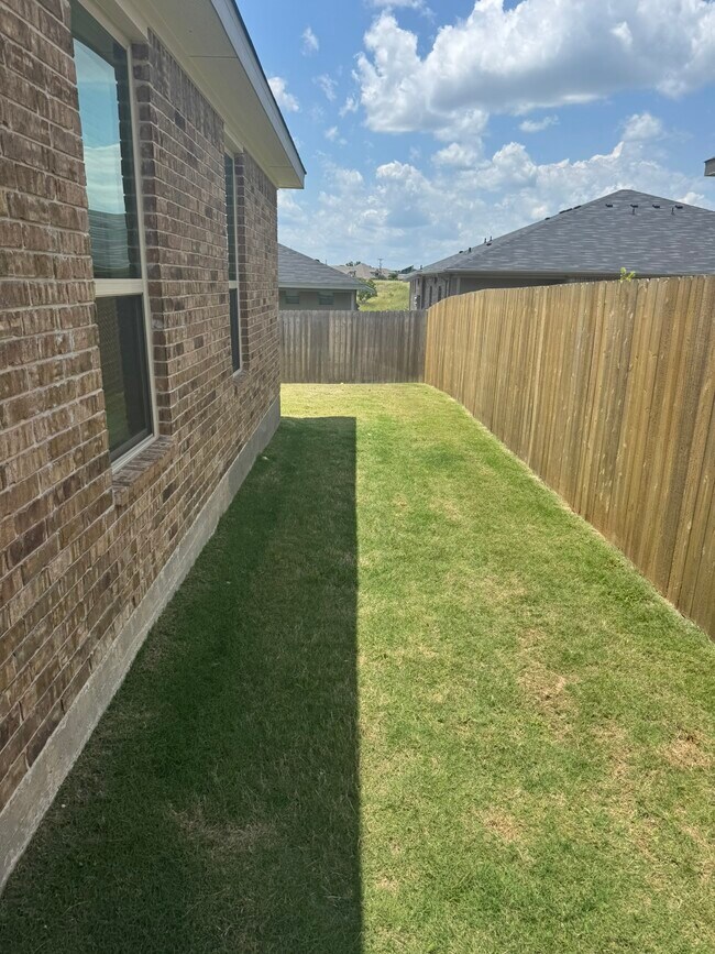 Building Photo - 5205 Rose Gdn Lp