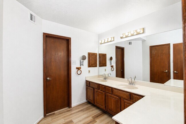 Building Photo - 3515 Woodmere Ln