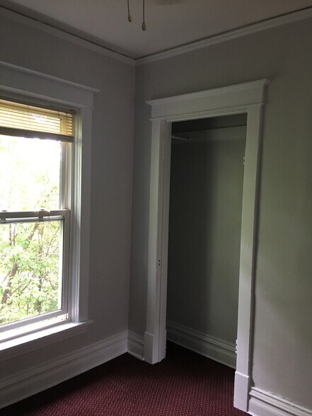 Building Photo - 526 E 7th St