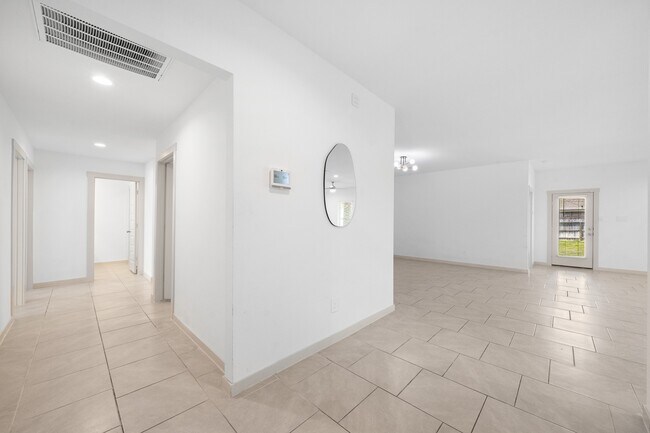 Building Photo - 818 Starcross Bnd Dr