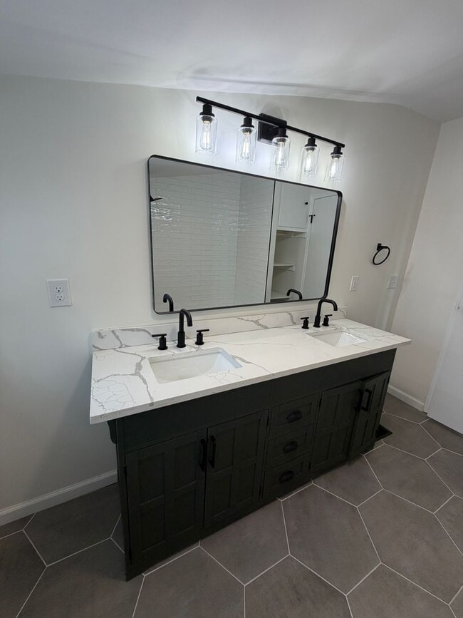 Building Photo - Beautifully Renovated 3/2 in Huge Lot