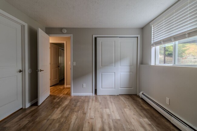 Building Photo - Spacious Dream Apartment — Right Where You...