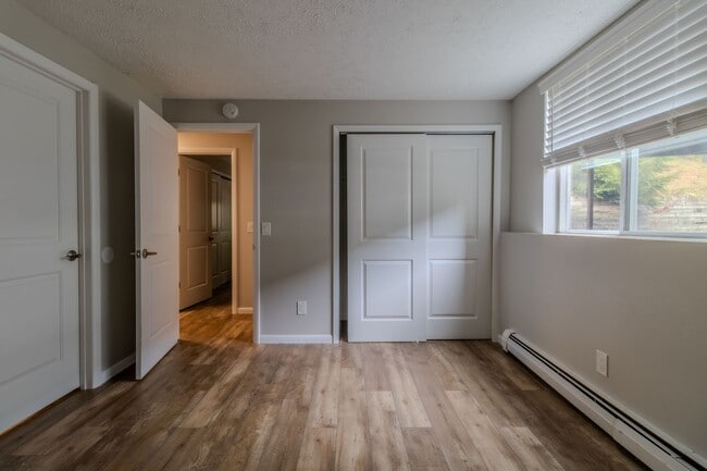 Building Photo - Spacious Dream Apartment — Right Where You Want to Be!