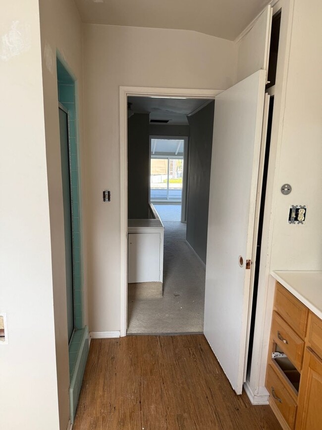 Building Photo - 2 Bedroom 2 Bath