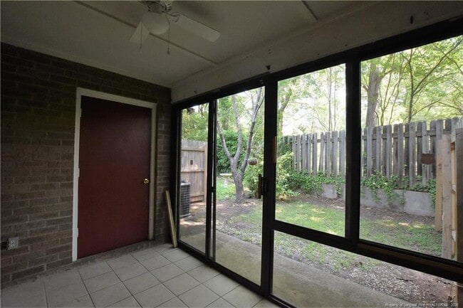 Building Photo - 400 N Steele St