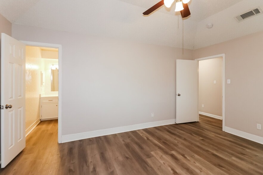 Building Photo - 2118 Maple Cir