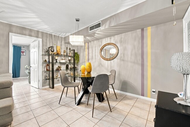 Building Photo - 226 Capri E