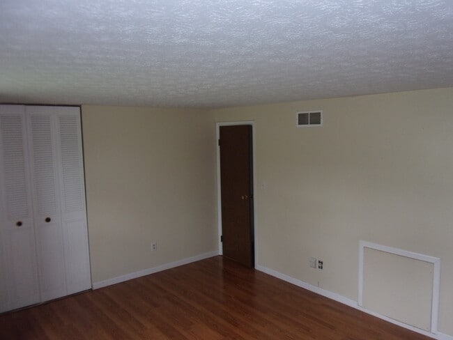 Building Photo - 4630 Cox Dr