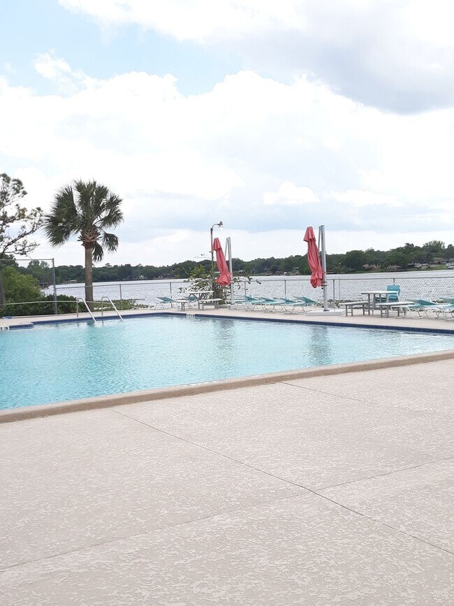 Building Photo - FABULOUS 3/2.5 Townhome In Wonderful Lake ...