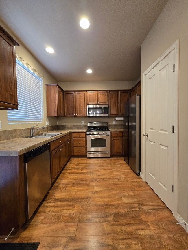 Building Photo - Small Dog Friendly 2 Bedroom 1.5 Bath Hous...