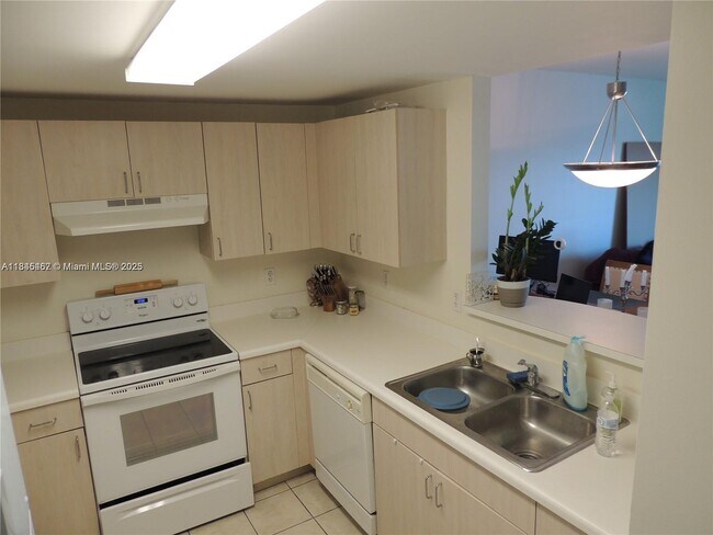 Building Photo - 50 Menores Ave