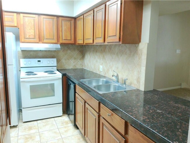 Building Photo - 2725 Santa Fe Unit D - 2/Bed 2.5/Bath - $1...