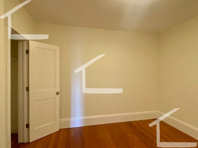 Building Photo - 8/1 Renovated 1BR plus office near Coolidg...