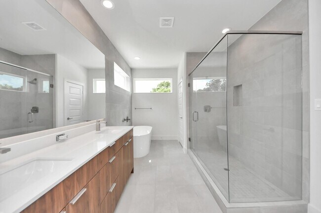 Building Photo - 13104 Moncloa Dr