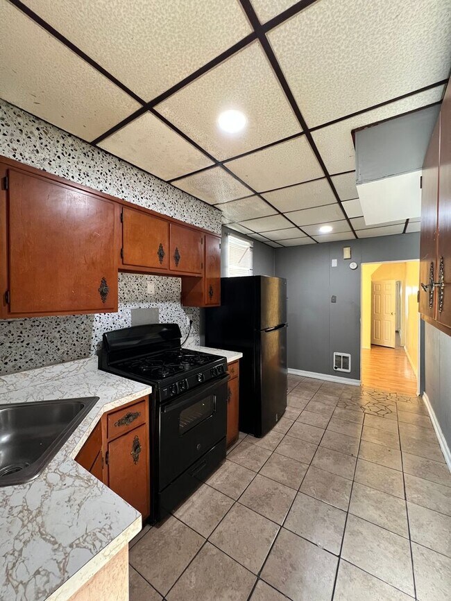 Building Photo - 3 Bedroom 1 Bath Home Available For Rent