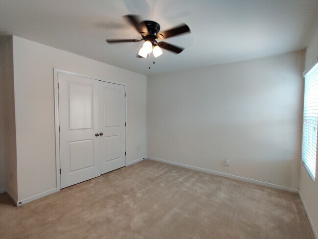 Building Photo - 4 Bedroom, 2.5 Bath Townhome in Savannah Townhomes