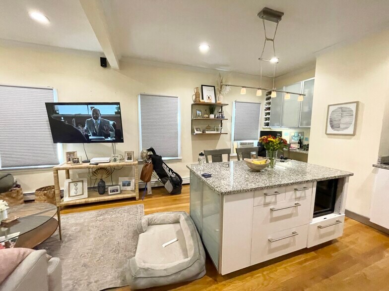 Building Photo - 170 Bolton St