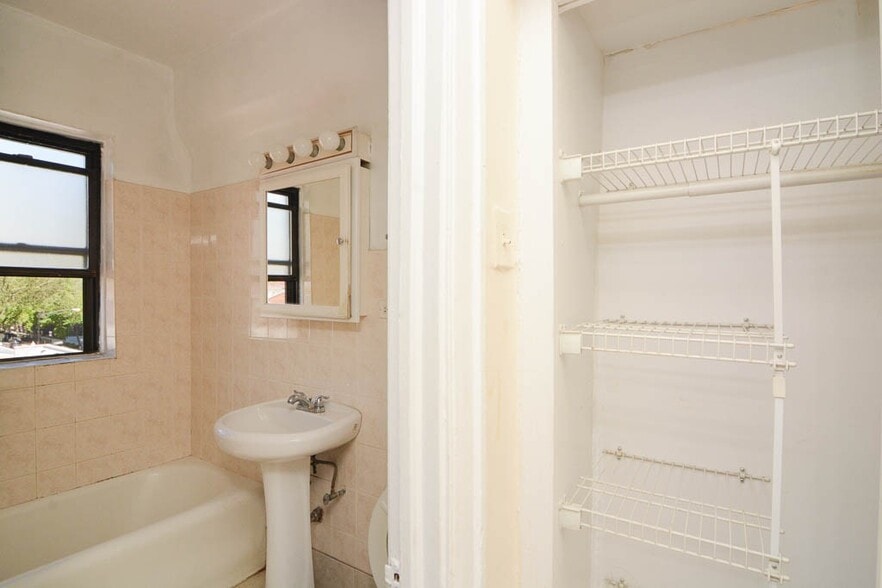 Building Photo - 1169 N Dearborn St