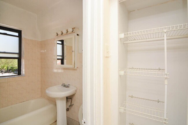 Building Photo - 1023 N Dearborn St