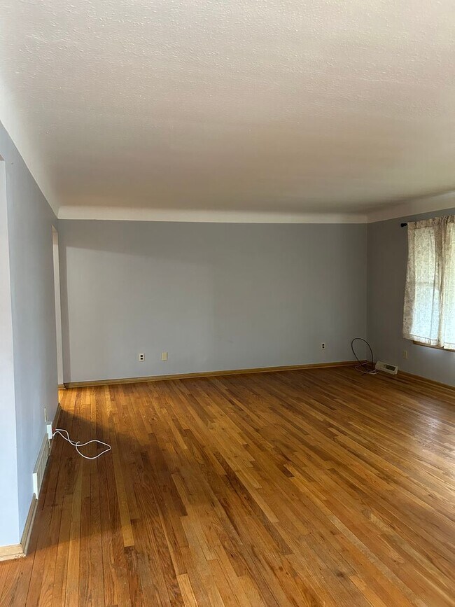 Building Photo - Brick Ranch for Rent in Mayfield HTS walking distance to Golden Gate Plaza