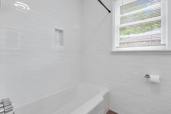 Building Photo - 1305 E 71st St