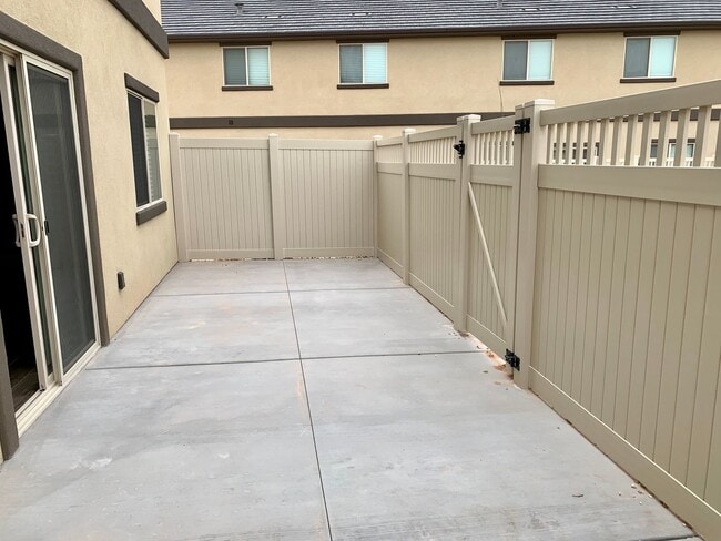 Building Photo - Spacious 3-Bedroom Townhome in Black Hawk ...