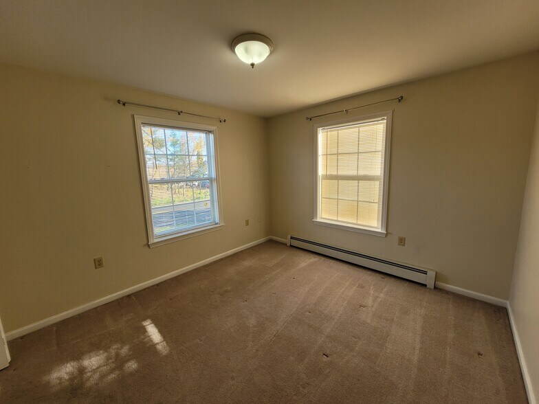 Building Photo - 10 Lupine Rd