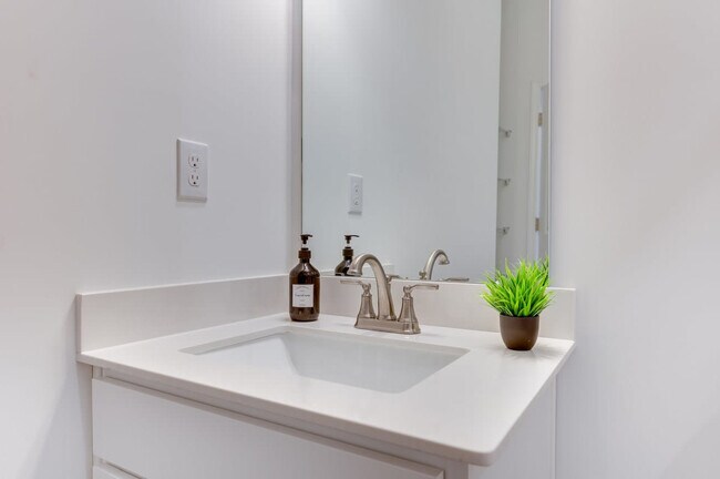 Building Photo - 3920 Oakdale Rd