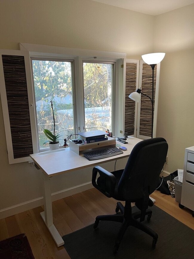 Building Photo - Fully Furnished Short Term Rental (March 7 to June 28, 2025) By Downtown Menlo Park!