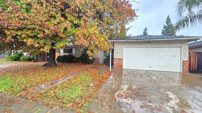 Building Photo - 4184 N Briarwood Ave