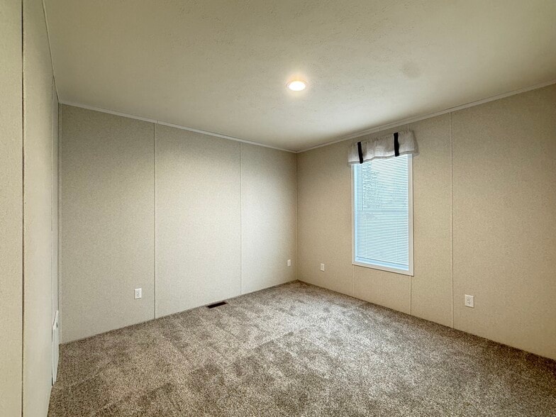 Building Photo - 29909 Flushing Dr