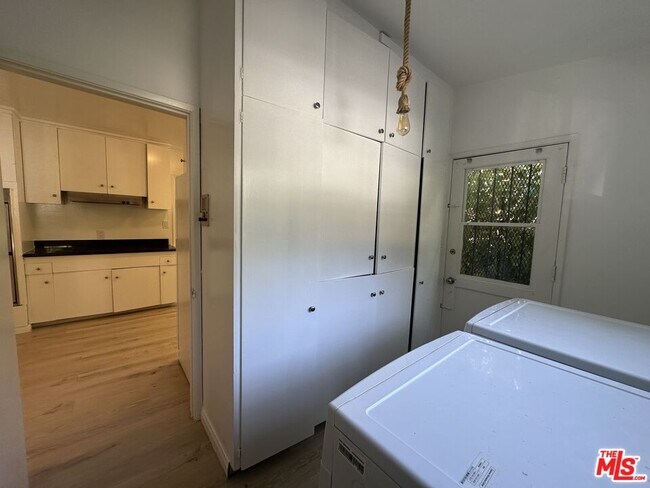 Building Photo - 1555 San Ysidro Dr