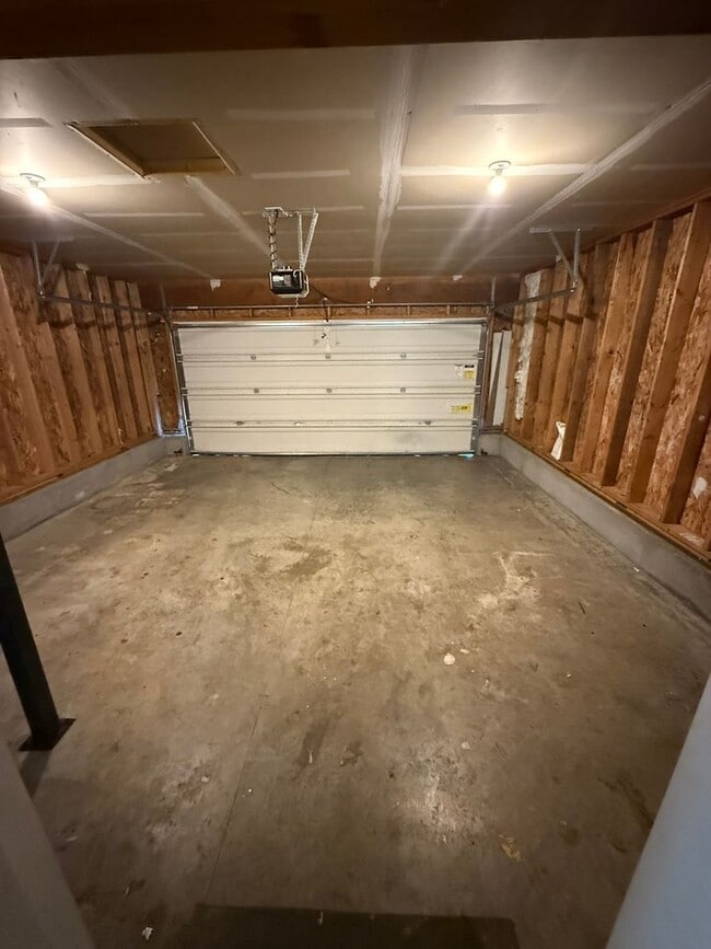Building Photo - 3 Bedroom/2.5 Bath Home in the Carter Park...