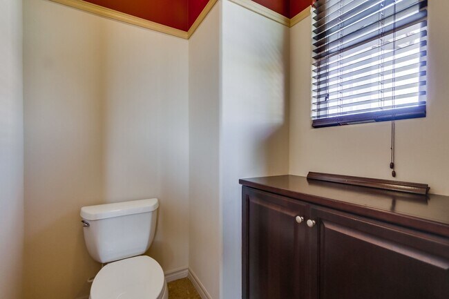 Building Photo - Beautiful 4 bedroom, 4.5 bathroom Home in the Varadero Community