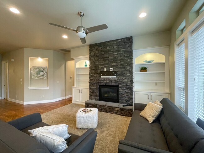 Building Photo - 307 E Grove Creek Ln