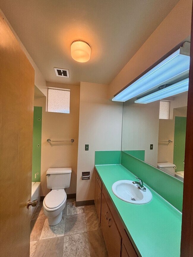 Building Photo - Large Lot With Tons of Privacy