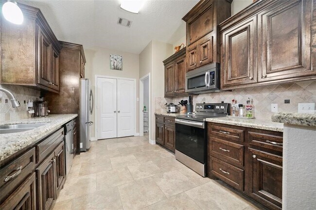 Building Photo - 3223 Hemingway Dr