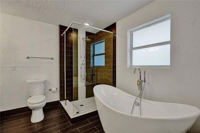 Building Photo - 3100 NE 56th Ct