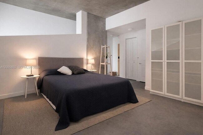 Building Photo - 300 S Australian Ave