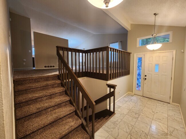 Building Photo - Huge 3 Bed 2 Bath Home With Patio, Deck, a...