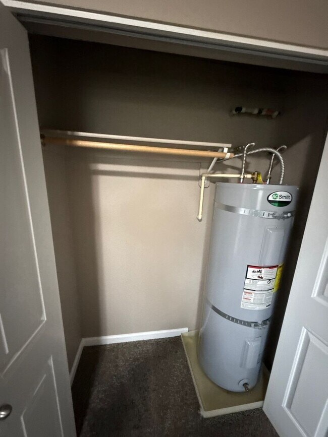 Building Photo - 4261 Hawthorne Ave NE