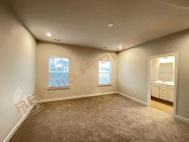 Building Photo - Beautiful brand new 3-Story Townhome | 4 Bedrooms, 3.5 Bathrooms, 2332 sq ft @ 751 South Townhome...