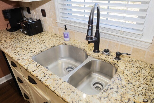 Building Photo - Spacious Stay for Crews | 4BR + Parking + ...