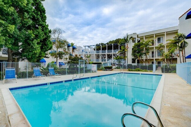 Building Photo - Best Priced 2 Bedroom Condo in the Heart o...